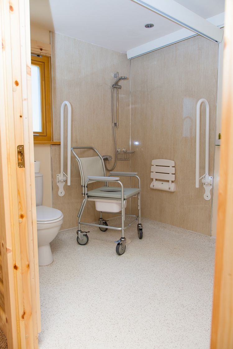 No 3 Kenwick Park - bathroom with X-Y ceiling hoist